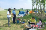 民警现场纠正违规野外用火。 绵阳市公安局科技城新区分局供图 - Sc.Chinanews.Com.Cn