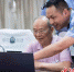 失散64年，重庆84岁的姐姐和绵阳77岁的弟弟隔屏相见。　绵阳市公安局供图 - Sc.Chinanews.Com.Cn