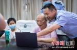 失散64年，重庆84岁的姐姐和绵阳77岁的弟弟隔屏相见。　绵阳市公安局供图 - Sc.Chinanews.Com.Cn
