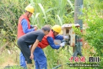 供电所志愿者正在帮助养殖户正确安装漏电保护器。李红燕摄 - Sc.Chinanews.Com.Cn