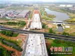 跨越高速公路的乐高大桥。庹友春摄 - Sc.Chinanews.Com.Cn