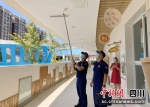 消防监督员现场测试校园内的烟感报警器是否能正常使用。四川消防供图 - Sc.Chinanews.Com.Cn