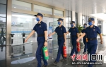 消防员在会场外开展防火安全巡查。德阳消防供图 - Sc.Chinanews.Com.Cn
