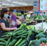 市民在超市内选购蔬菜。刘忠俊摄 - Sc.Chinanews.Com.Cn