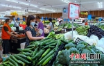 市民在超市内选购蔬菜。刘忠俊摄 - Sc.Chinanews.Com.Cn