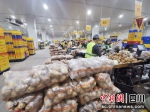 工作人员正在对蔬菜进行分装。 - Sc.Chinanews.Com.Cn