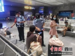 西昌铁警在站内开展检查。西昌铁路公安供图 - Sc.Chinanews.Com.Cn