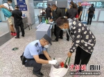 西昌铁警在站内开展检查。西昌铁路公安供图 - Sc.Chinanews.Com.Cn