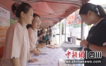 小球员参与互动活动。中国人寿寿险 供图 - Sc.Chinanews.Com.Cn