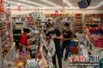 市民在商超内购物。刘忠俊摄 - Sc.Chinanews.Com.Cn