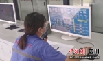 成都燃气三储站监控室工作人员进行压力和流量监控。成都燃气 供图 - Sc.Chinanews.Com.Cn