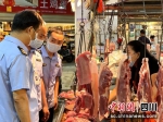 执法人员在市场了解猪肉价格和销售等情况。都江堰市场监管局供图 - Sc.Chinanews.Com.Cn
