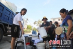 送水车及时给缺水的居民送水。泸县融媒体中心供图 - Sc.Chinanews.Com.Cn