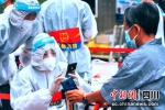 消防志愿者在小区服务。成都消防供图 - Sc.Chinanews.Com.Cn