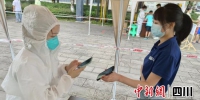 教师志愿者在帮助群众完成信息登记。纳溪区委宣传部供图 - Sc.Chinanews.Com.Cn