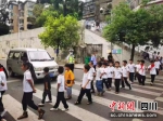 维护学生安全过马路。单华燕 摄 - Sc.Chinanews.Com.Cn