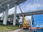 正在检测桥梁结构。 - Sc.Chinanews.Com.Cn