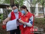 做好每一户居民核酸信息登记。胡佳音 摄 - Sc.Chinanews.Com.Cn