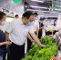 大安区委书记彭长林正在了解蔬菜供应情况。幸云谦 摄 - Sc.Chinanews.Com.Cn