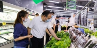 大安区委书记彭长林正在了解蔬菜供应情况。幸云谦 摄 - Sc.Chinanews.Com.Cn