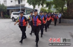 雅安：25名特警组成冲锋队 向震后孤岛挺进 - Sc.Chinanews.Com.Cn