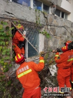 党员突击救援队正在抢险救援。五粮液集团 - Sc.Chinanews.Com.Cn
