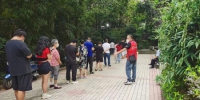 志愿者正在维持秩序。 张登雄 摄 - Sc.Chinanews.Com.Cn