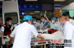 石棉地震伤者抵达四川省人民医院。 - Sc.Chinanews.Com.Cn