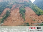地震后山体垮塌现场。四川电力供图 - Sc.Chinanews.Com.Cn