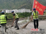 清理路面掉渣。 - Sc.Chinanews.Com.Cn
