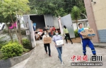 志愿者救灾搬运物资（郑雨莎 供图） - Sc.Chinanews.Com.Cn