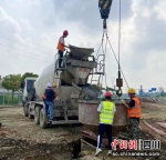 五环快速路青白江段（一期）项目复工复产，工人正在浇筑桩基混凝土。 - Sc.Chinanews.Com.Cn