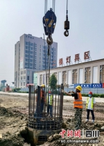 五环快速路青白江段（一期）项目桩基钢筋笼吊装。 - Sc.Chinanews.Com.Cn