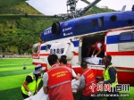 志愿者运送物资上直升机。 - Sc.Chinanews.Com.Cn