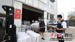 工作人员调拨一批应急物资支援“疫”线。舒兰摄 - Sc.Chinanews.Com.Cn