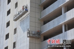 闭环管理中的工人正在施工作业。中建二局四川公司供图 - Sc.Chinanews.Com.Cn