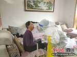 剑阁县医护人员上门为行动不便的老人做核酸检测。 - Sc.Chinanews.Com.Cn