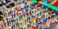 广元利州市民冒雨排队做核酸检测。 - Sc.Chinanews.Com.Cn