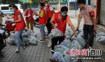 志愿者们为居民分发菜包。隆昌市委宣传部供图 - Sc.Chinanews.Com.Cn
