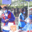 志愿者协助工作人员进行核酸采样。 绵竹市委宣传部供图 - Sc.Chinanews.Com.Cn