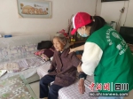 给老年人按摩身体。 北川县委宣传部供图 - Sc.Chinanews.Com.Cn