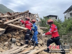 应急救援志愿者正在泸定开展地震救援工作。 受访者供图 - Sc.Chinanews.Com.Cn