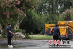 进行园区清洁打扫。成都大熊猫繁育研究基地供图 - Sc.Chinanews.Com.Cn