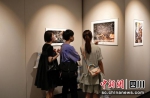 影像展东京站的观展市民。(成都市文化广电旅游局 供图） - Sc.Chinanews.Com.Cn
