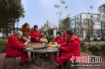 “幸福公园”就建在工厂边。刘梅 摄 - Sc.Chinanews.Com.Cn
