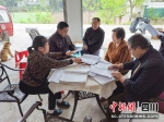 村民小组长与村民签订土地流转委托合同。赵月 摄 - Sc.Chinanews.Com.Cn
