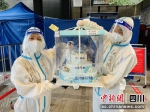 天府新区税务局志愿者收到小区居民赠送的蛋糕。 - Sc.Chinanews.Com.Cn