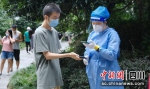天府新区税务局工作人员正在进行核酸检测扫码。 - Sc.Chinanews.Com.Cn