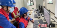 工作人员正在一线开展工作。苟宁摄 - Sc.Chinanews.Com.Cn