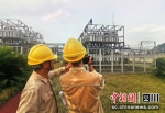 电力工人师傅正在监测变电站设施运行。苟宁摄 - Sc.Chinanews.Com.Cn